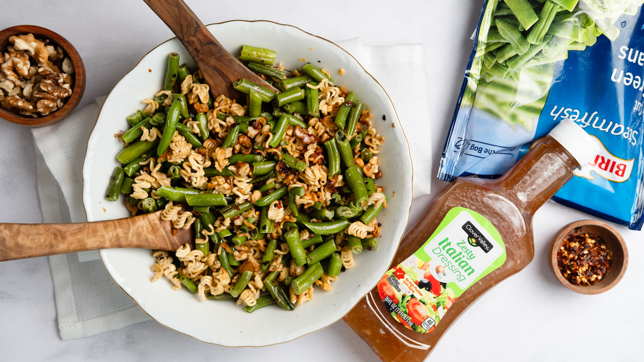 Green beans with crunchy ramen topping