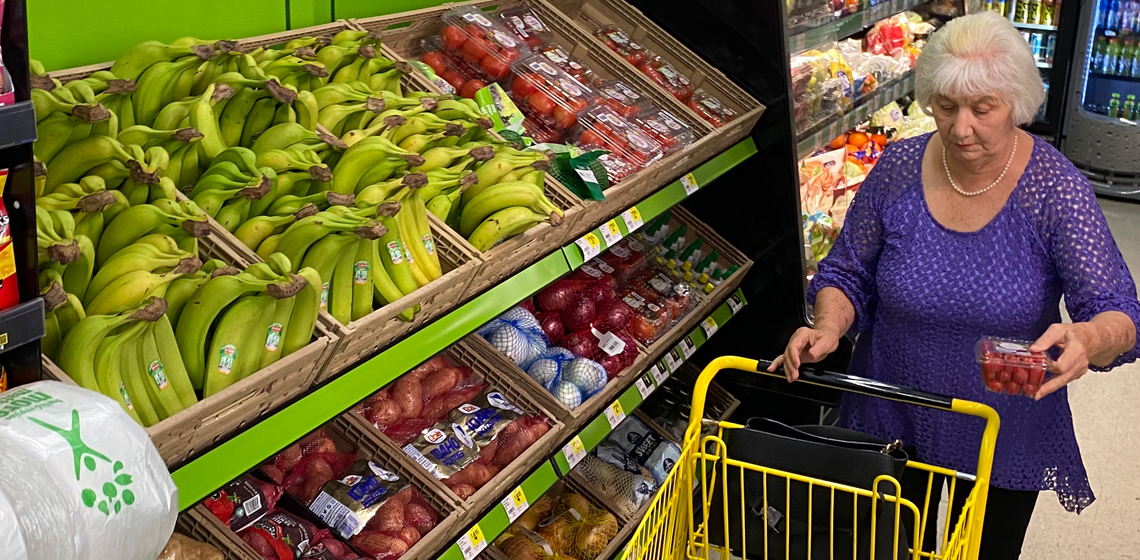 Woman butying fruits